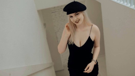 Dora Fântână explorează sinele în expoziția „Autoportretul – Imaginea de dincolo de sine”