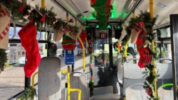 Autobuzul lui Moș Crăciun se pregătește să pornească la drum în Baia Mare