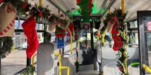 Autobuzul lui Moș Crăciun se pregătește să pornească la drum în Baia Mare