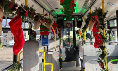 Autobuzul lui Moș Crăciun se pregătește să pornească la drum în Baia Mare