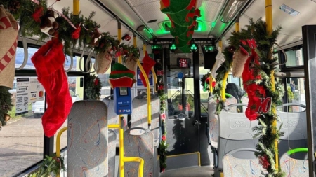 Autobuzul lui Moș Crăciun se pregătește să pornească la drum în Baia Mare