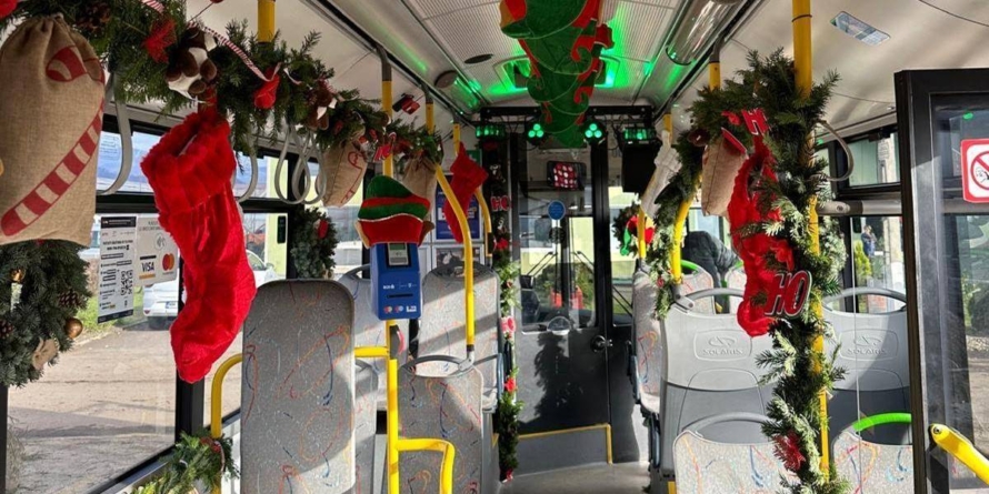 Autobuzul lui Moș Crăciun se pregătește să pornească la drum în Baia Mare