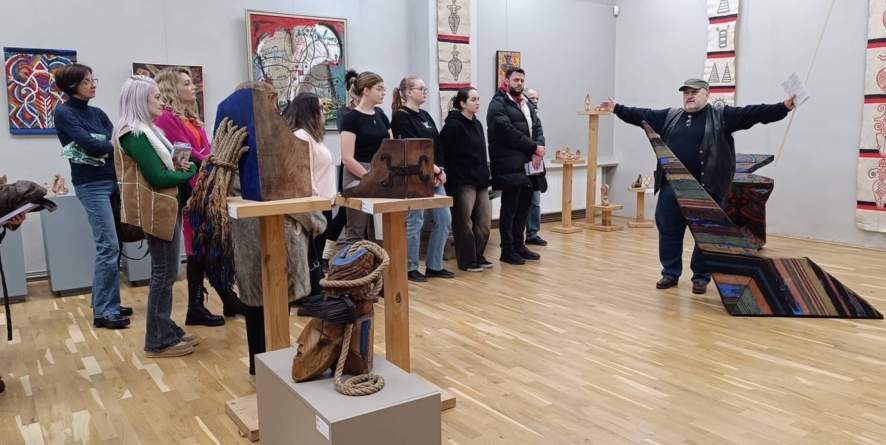 „Păzitoarea semintzei”, un dialog între formă, memorie și început