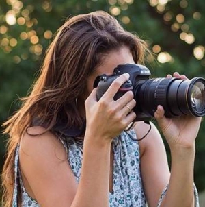 Centrul Cultural‑Educațional START din Târgu Lăpuș găzduiește expoziția tinerilor fotografi