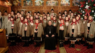 „Pe drum bătut de piatră”, în interpretarea Corului de copii și tineri „Datina” din Dumbrăvița