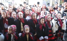 Coconii din Bârsana au adus colindul străbun în Baia Mare