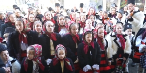 Coconii din Bârsana au adus colindul străbun în Baia Mare