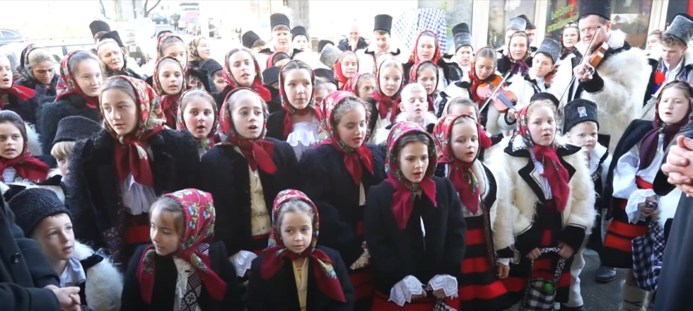 Coconii din Bârsana au adus colindul străbun în Baia Mare