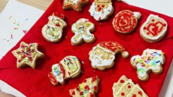 Mirosul de sărbătoare a pătruns la Centrul Luchian din Baia Mare, în cadrul atelierului de ornat turtă dulce