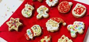 Mirosul de sărbătoare a pătruns la Centrul Luchian din Baia Mare, în cadrul atelierului de ornat turtă dulce