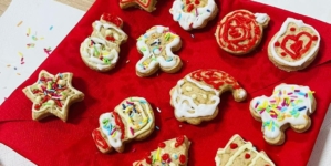 Mirosul de sărbătoare a pătruns la Centrul Luchian din Baia Mare, în cadrul atelierului de ornat turtă dulce