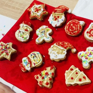 Mirosul de sărbătoare a pătruns la Centrul Luchian din Baia Mare, în cadrul atelierului de ornat turtă dulce