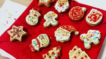 Mirosul de sărbătoare a pătruns la Centrul Luchian din Baia Mare, în cadrul atelierului de ornat turtă dulce