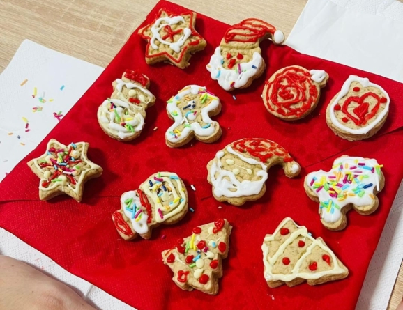 Mirosul de sărbătoare a pătruns la Centrul Luchian din Baia Mare, în cadrul atelierului de ornat turtă dulce