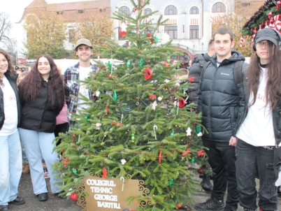 Inovație și sustenabilitate: elevii de la Colegiul Tehnic „George Barițiu” au realizat ornamente pentru brad, folosind tehnologia modernă