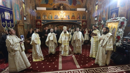 Preasfințitul Părinte Timotei Sătmăreanul a slujit la Mănăstirea „Sfinții Apostoli Petru și Pavel” Bixad