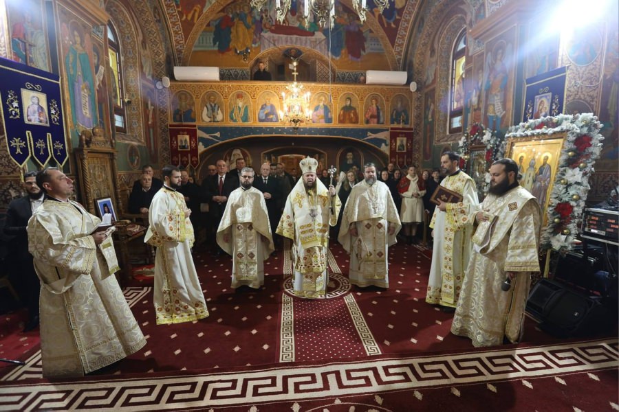 Preasfințitul Părinte Timotei Sătmăreanul a slujit la Mănăstirea „Sfinții Apostoli Petru și Pavel” Bixad