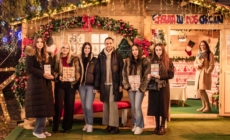 „Întâlnire pe nevăzute cu o carte”: o inițiativă deosebită la Târgul Caritabil de Crăciun din Baia Mare