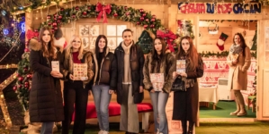 „Întâlnire pe nevăzute cu o carte”: o inițiativă deosebită la Târgul Caritabil de Crăciun din Baia Mare