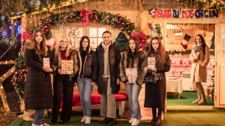 „Întâlnire pe nevăzute cu o carte”: o inițiativă deosebită la Târgul Caritabil de Crăciun din Baia Mare