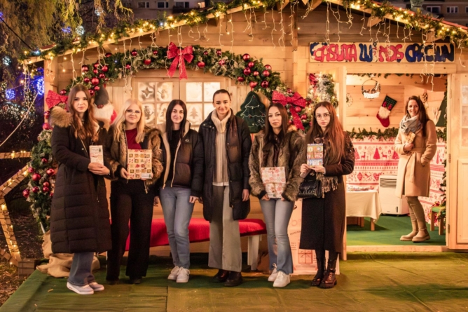 „Întâlnire pe nevăzute cu o carte”: o inițiativă deosebită la Târgul Caritabil de Crăciun din Baia Mare