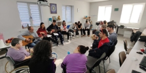 Tinerii de la Colegiul Național „Mihai Eminescu” Baia Mare au colindat la centrul Asociației Esperando