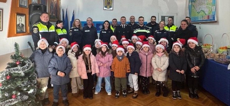 Polițiștii sigheteni i-au primit cu brațele deschise pe colindători