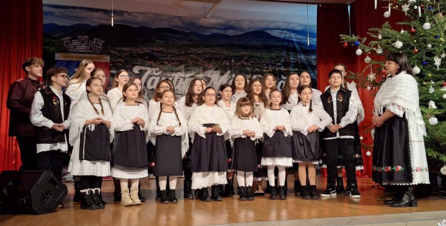 Magia Crăciunului, adusă pe scenă la Concertul caritabil din Tăuții Măgherăuș