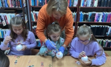 Atelier de decorat globuri la Filiala Traian a Bibliotecii Județene