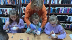 Atelier de decorat globuri la Filiala Traian a Bibliotecii Județene