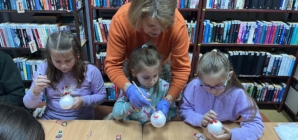 Atelier de decorat globuri la Filiala Traian a Bibliotecii Județene