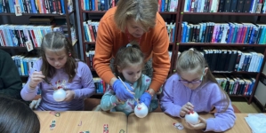 Atelier de decorat globuri la Filiala Traian a Bibliotecii Județene