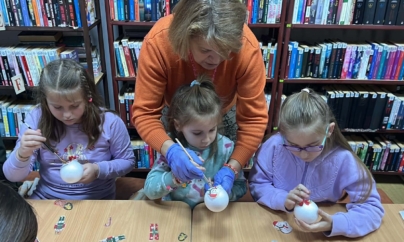 Atelier de decorat globuri la Filiala Traian a Bibliotecii Județene