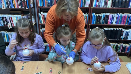 Atelier de decorat globuri la Filiala Traian a Bibliotecii Județene