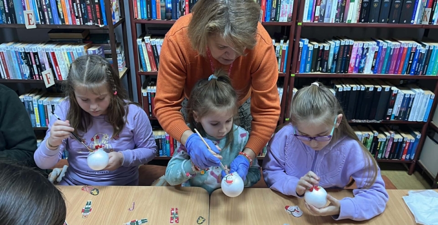 Atelier de decorat globuri la Filiala Traian a Bibliotecii Județene