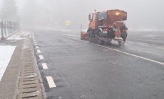 Peste 400 de tone de material antiderapant împrăștiate pe drumurile din Maramureș