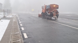 Peste 400 de tone de material antiderapant împrăștiate pe drumurile din Maramureș