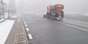 Peste 400 de tone de material antiderapant împrăștiate pe drumurile din Maramureș