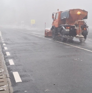 Peste 400 de tone de material antiderapant împrăștiate pe drumurile din Maramureș