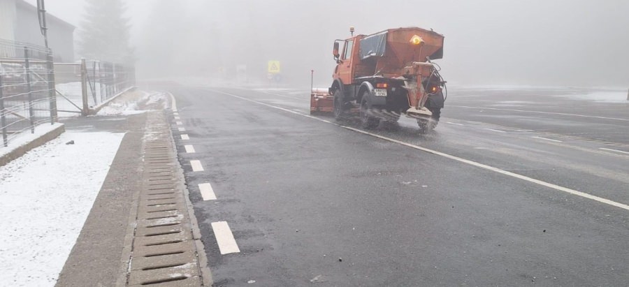 Peste 400 de tone de material antiderapant împrăștiate pe drumurile din Maramureș