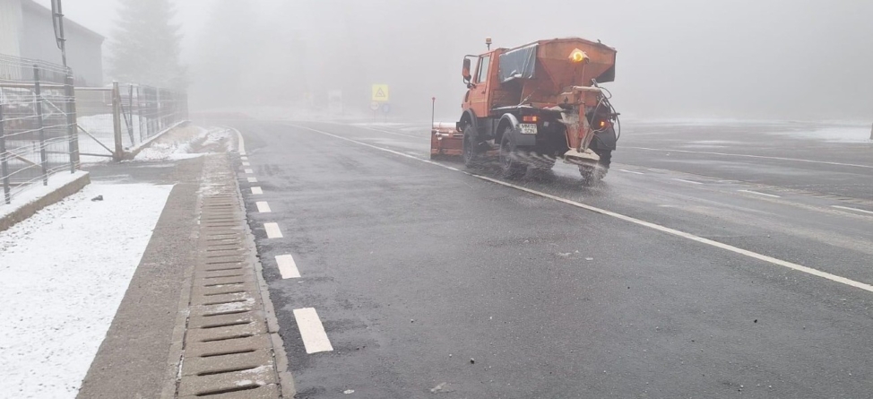 Peste 400 de tone de material antiderapant împrăștiate pe drumurile din Maramureș
