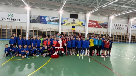 Moș Crăciun i-a vizitat pe micii fotbaliști din Fărcașa
