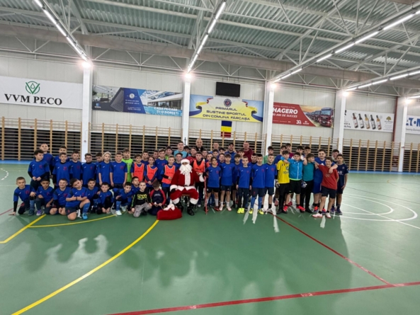 Moș Crăciun i-a vizitat pe micii fotbaliști din Fărcașa