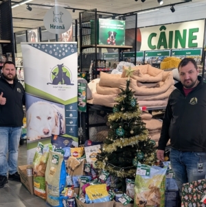 „Sub bradul faptelor bune”: campanie de donații de hrană pentru animale, finalizată cu succes