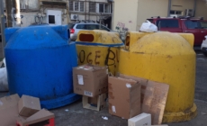 Cartoane aruncate lângă containere în mai multe zone din Baia Mare. Poliția Locală anunță amenzi