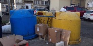 Cartoane aruncate lângă containere în mai multe zone din Baia Mare. Poliția Locală anunță amenzi