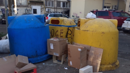 Cartoane aruncate lângă containere în mai multe zone din Baia Mare. Poliția Locală anunță amenzi