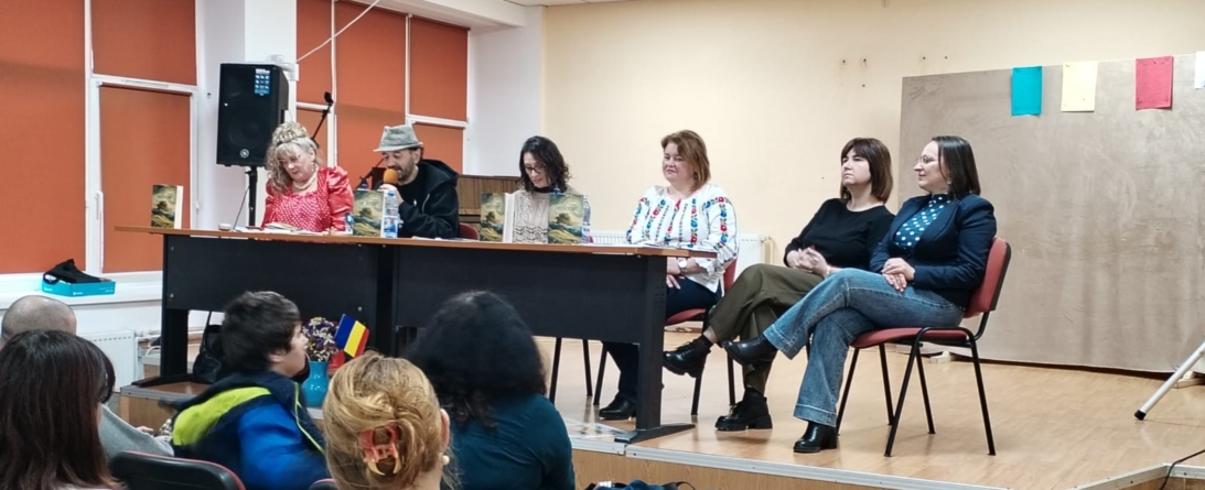 Scriitorul Gelu Vlașin, în mijlocul elevilor de la Colegiul Național „Mihai Eminescu” Baia Mare