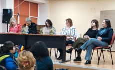 Scriitorul Gelu Vlașin, în mijlocul elevilor de la Colegiul Național „Mihai Eminescu” Baia Mare