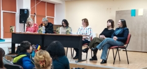 Scriitorul Gelu Vlașin, în mijlocul elevilor de la Colegiul Național „Mihai Eminescu” Baia Mare